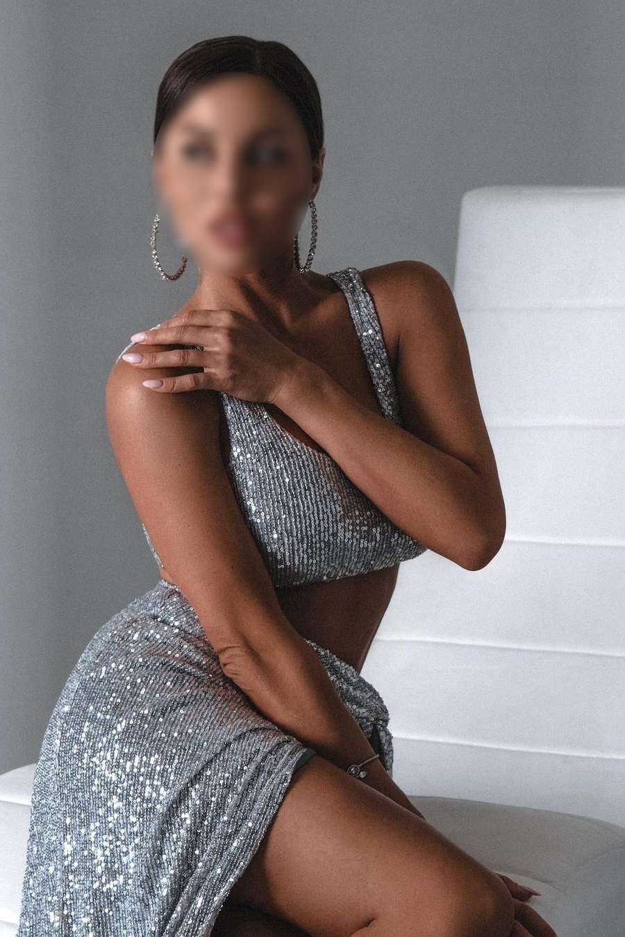 Арина индивидуалка Питера у метро Комендантский проспект путаны спб индивидуалки